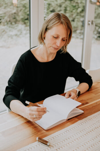 Stefanie Warnken schreibend