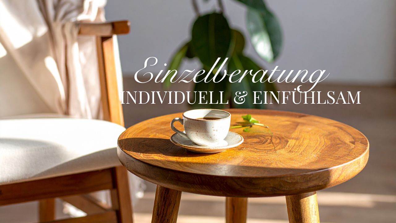 Auf dem Bild ist ein Stuhl zu sehen und ein kleiner Beistelltisch mit einer Tasse drauf. Das Bild trägt die Aufschrift Einzelberatung, individuell und einfühlsam