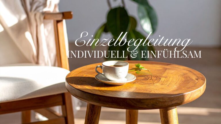 Auf dem Bild ist ein Stuhl und ein Tisch. Auf dem Tisch steht eine Tasse. Das Bild trägt die Aufschrift Einzelberatung, individuell und einfühlsam