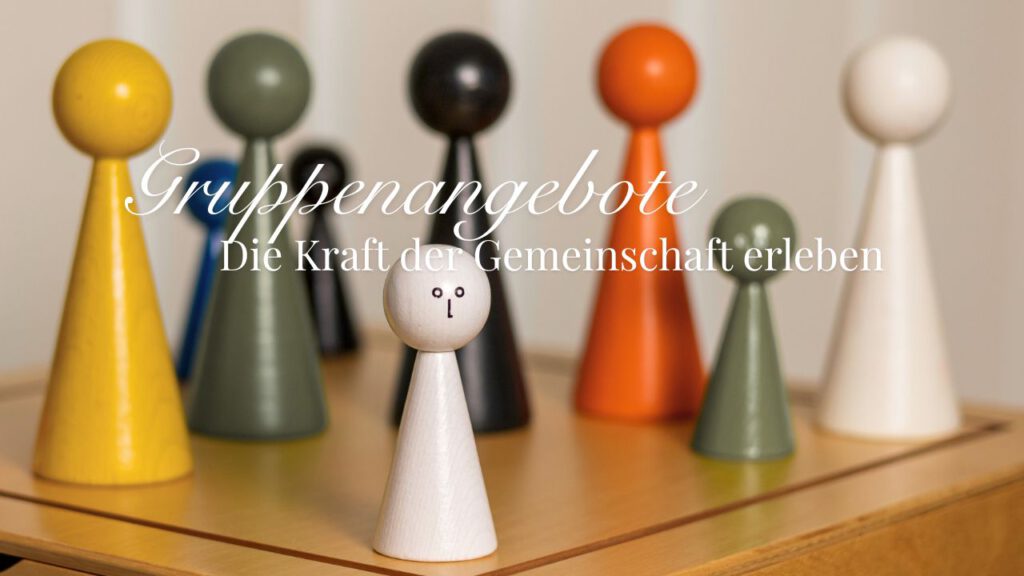 Auf dem Bild sind bunte Holzfiguren zu sehen, die auf einem Brett stehen. Das Bild trägt die Aufschrift Gruppenangebote, Gemeinschaft erleben