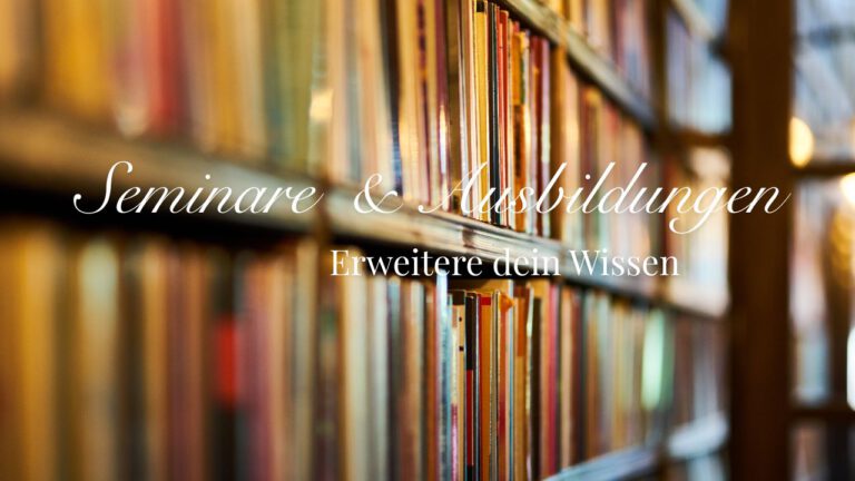 Auf dem Bild ist eine Bibliothek mit vielen bunten Büchern zu sehen. Das Bild trägt die Aufschrift Seminare und Ausbildungen, erweitere dein Wissen